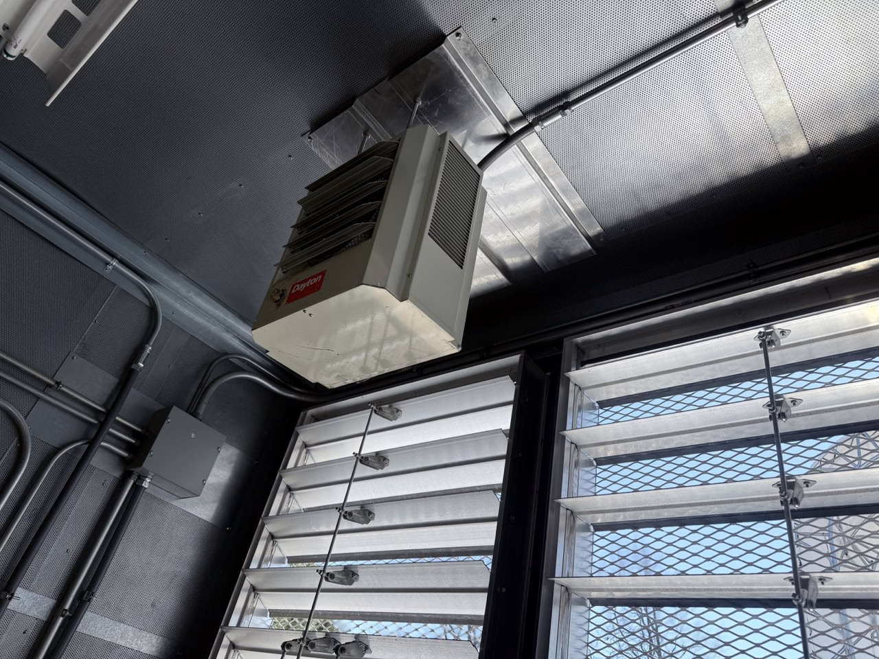 1000 kW CAT Diesel Generator lights