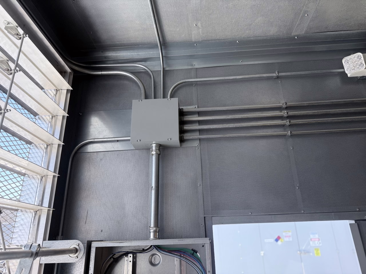 1000 kW CAT Diesel Generator electrical wires