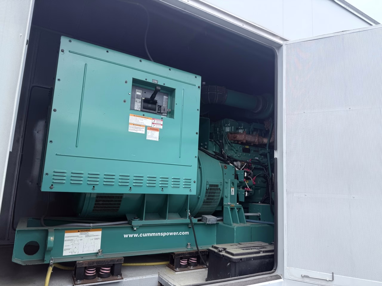 750kW Cummins external breaker