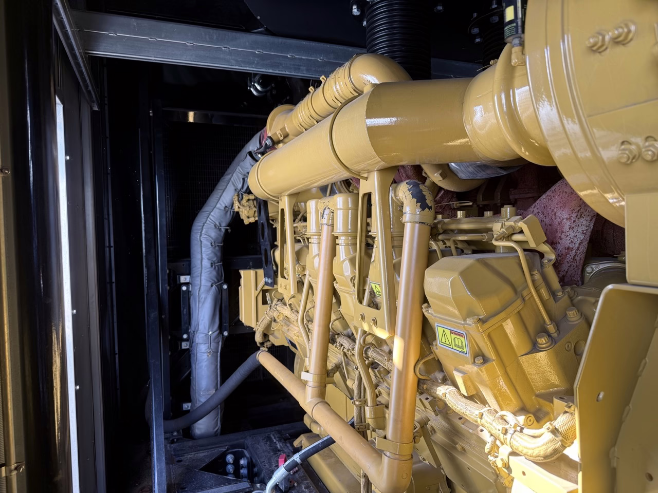 1500 kW CAT 3512C Generator Enclosure interior top view of generator