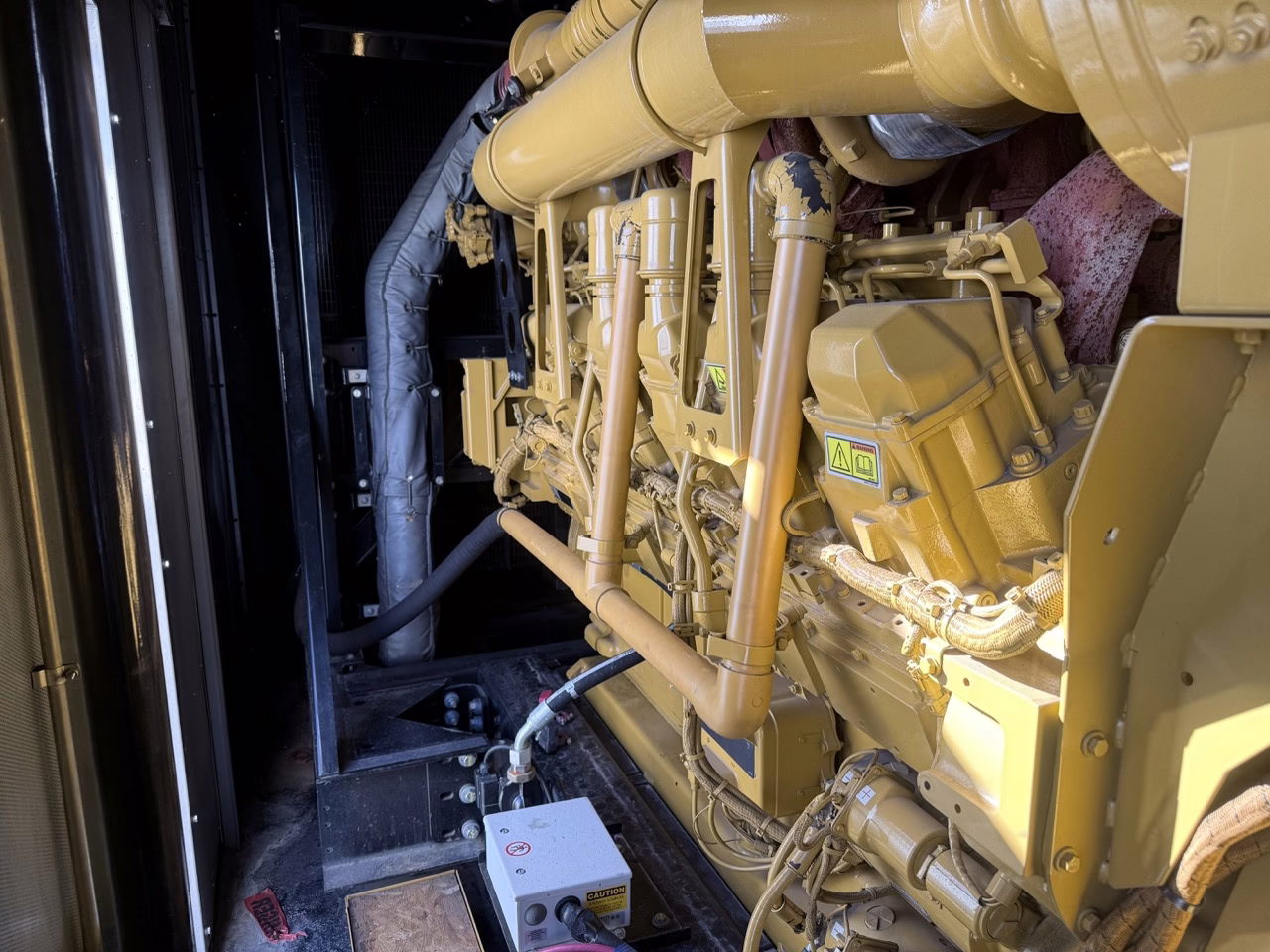 1500 kW CAT 3512C Generator Enclosure interior gen