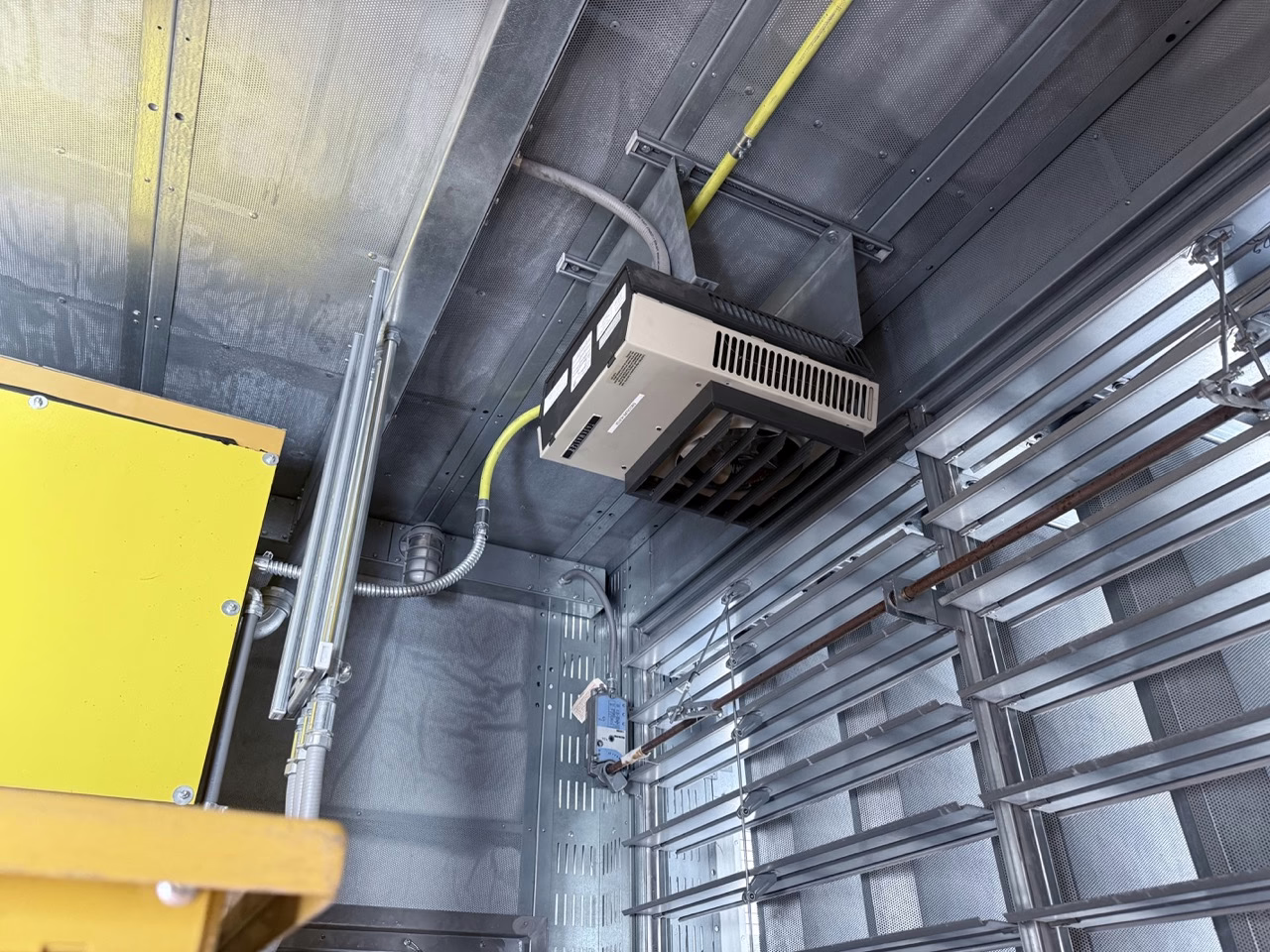 1500 kW CAT 3512C Generator Enclosure light work roof