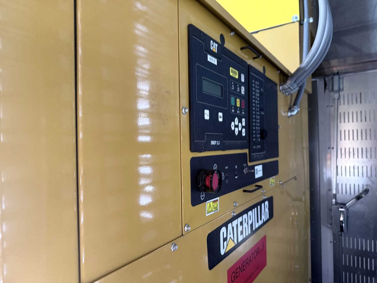 1500 kW CAT 3512C Generator Enclosure breaker panel