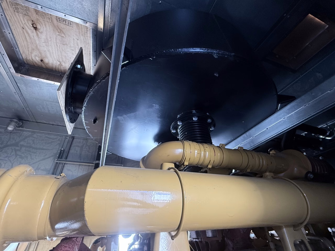 1500 kW CAT 3512C Generator Enclosure roof image
