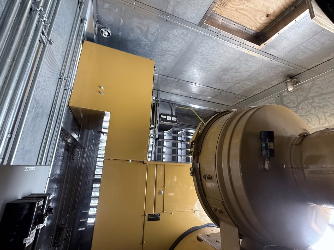 1500 kW CAT 3512C Generator Enclosure vent side with gen